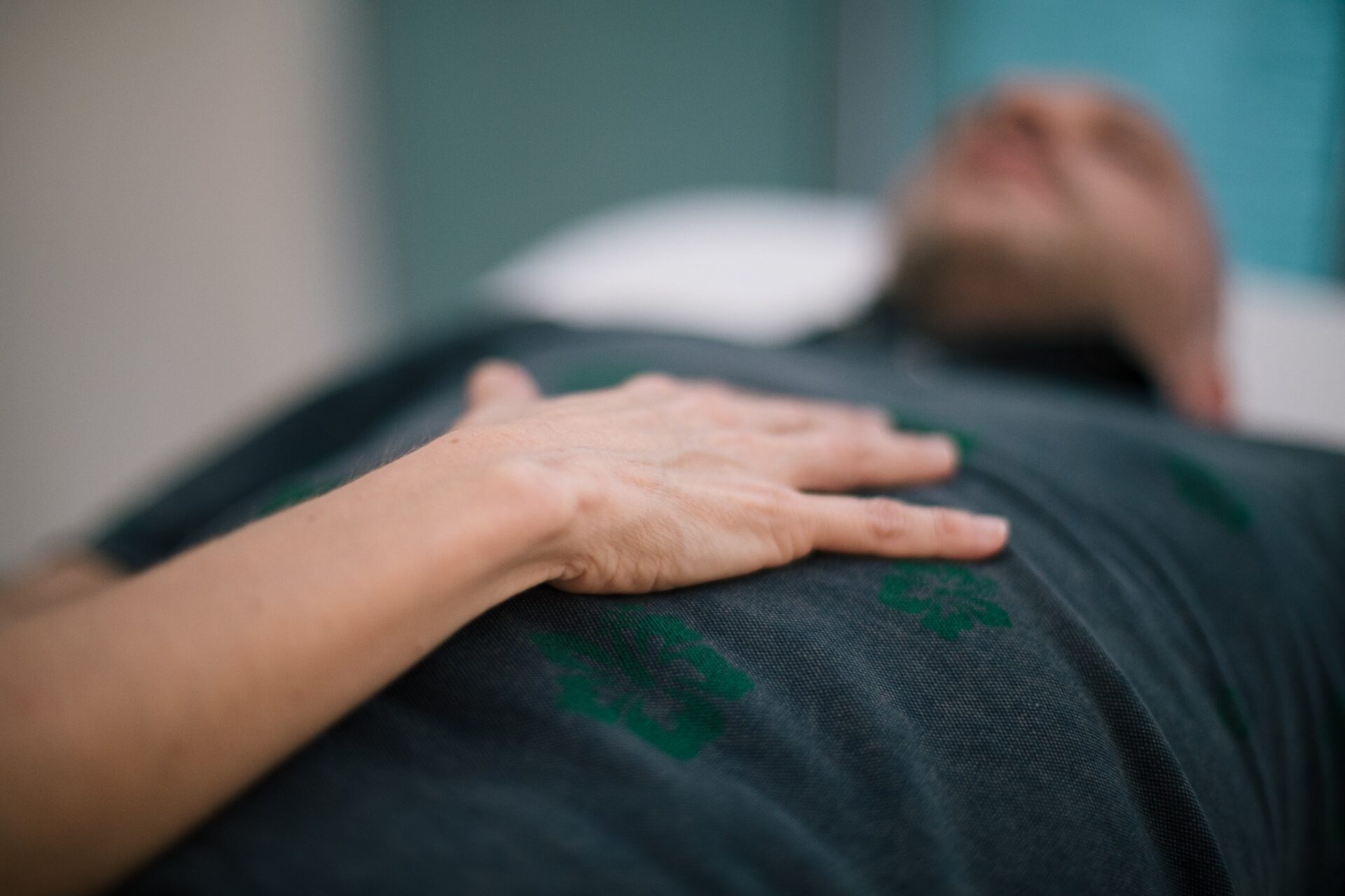 Tecnica di ascolto craniosacrale: tocco delicato sul cranio del paziente