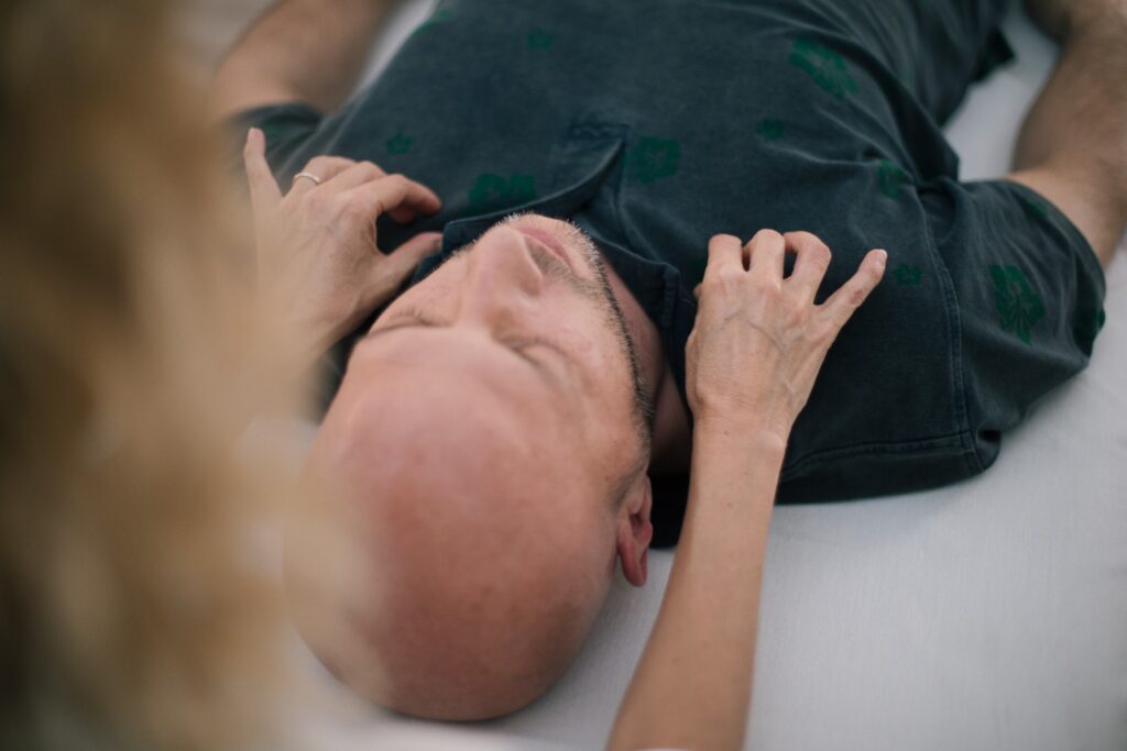 Veronica Pavan in ascolto durante una sessione di Biodinamica Craniosacrale