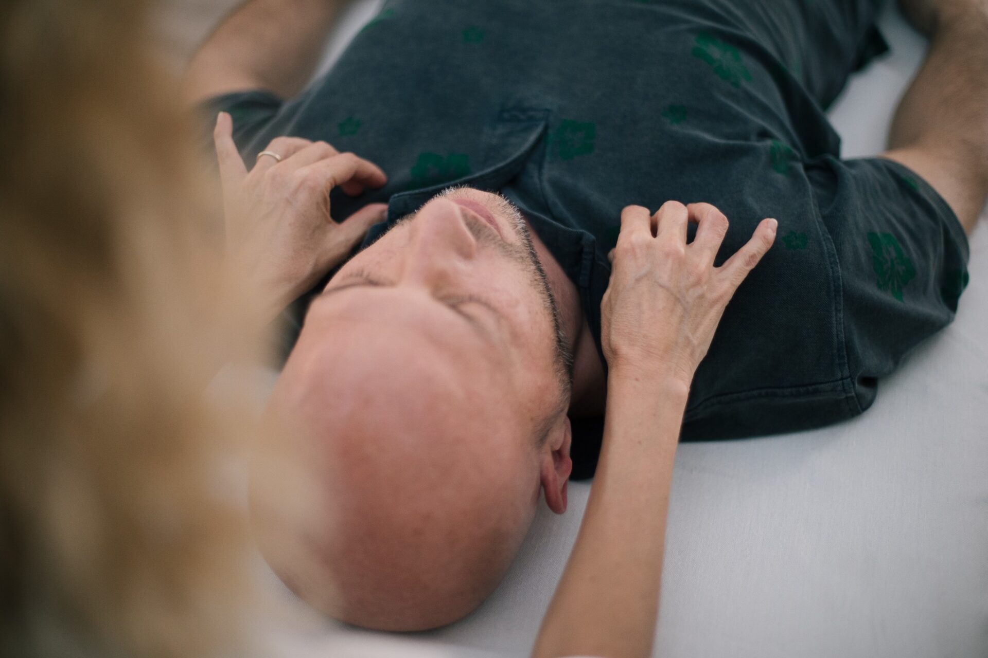 Veronica Pavan in ascolto durante una sessione di Biodinamica Craniosacrale