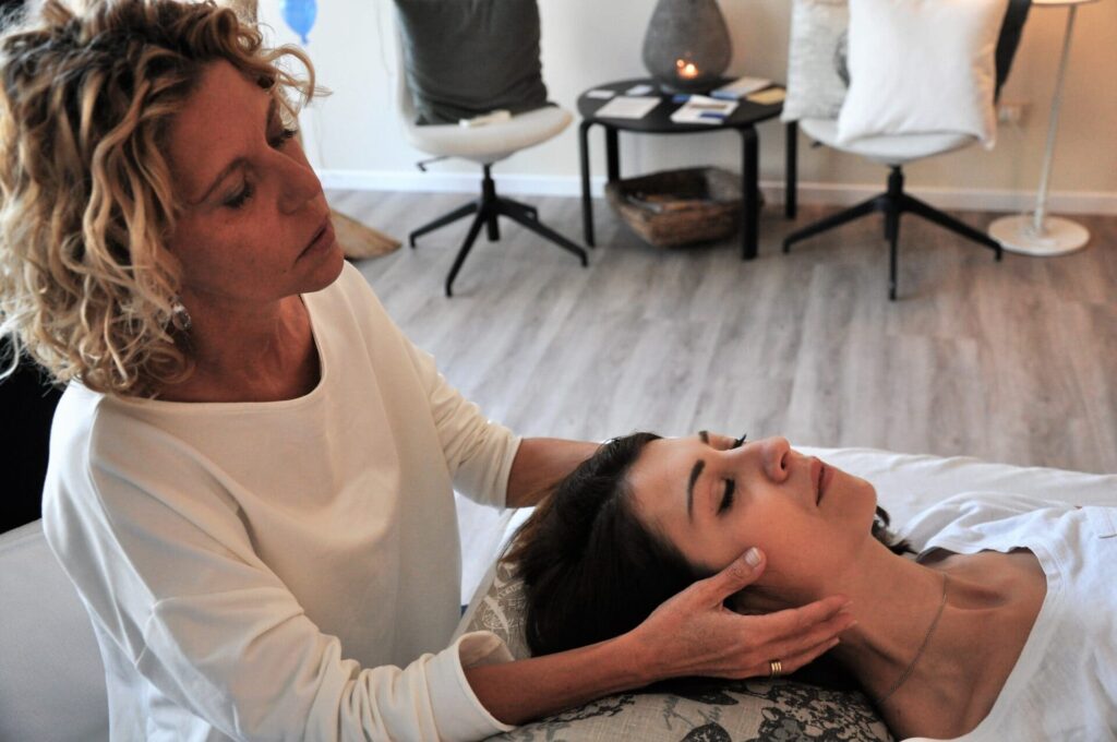 Veronica Pavan al lavoro: seduta di Biodinamica Craniosacrale nello studio